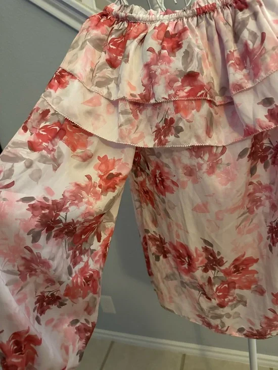 White House Black Market Top with smocked elastic yoke detail, ruffles Sz L - Picture 3 of 8